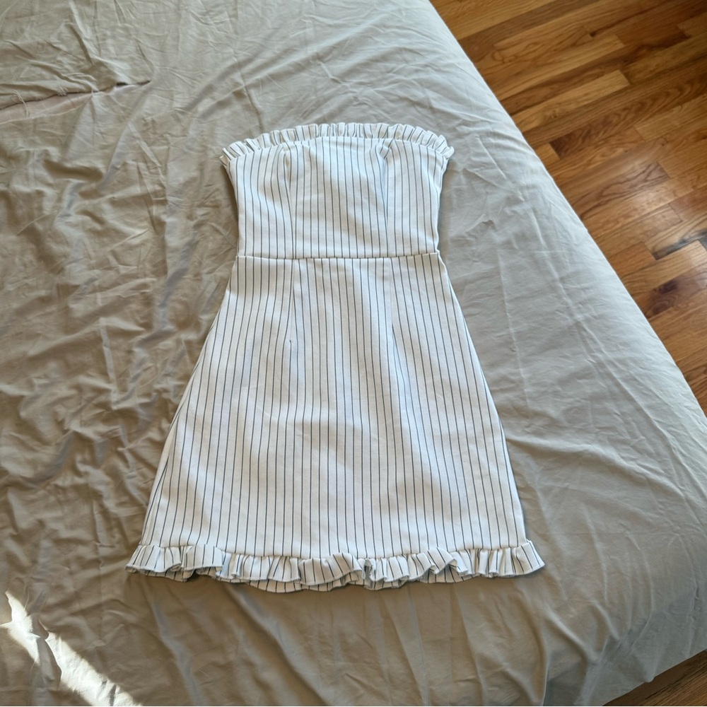 Lulu’s XS White Striped Strapless Dress